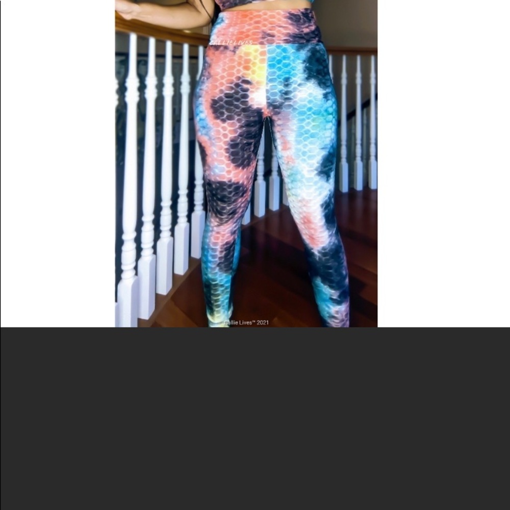 Callies Scrunch Tie Dye scrunch butt leggings. - Picture 3 of 3